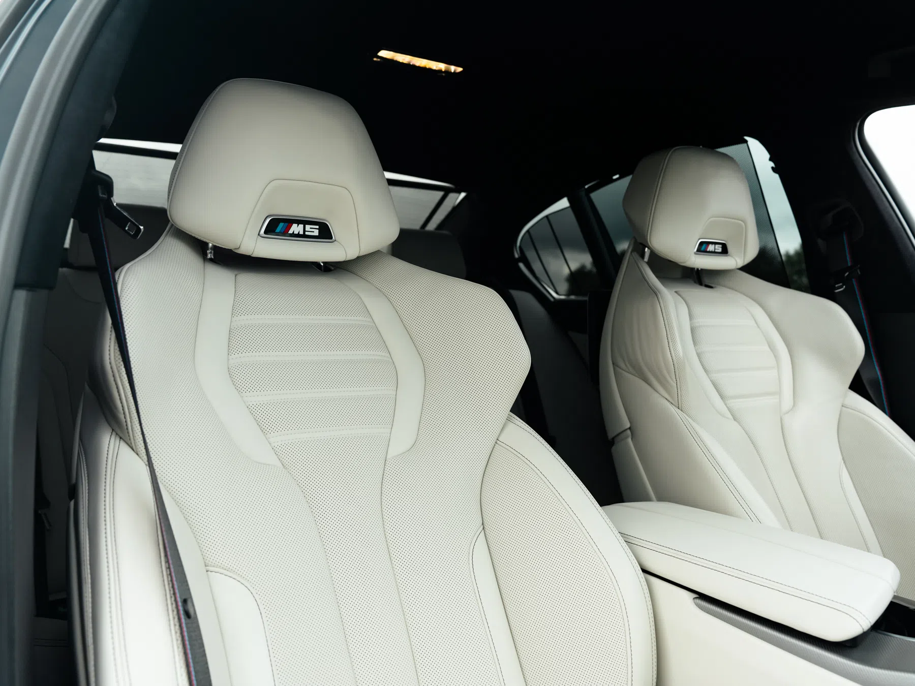 BMW M5 F90 zwart